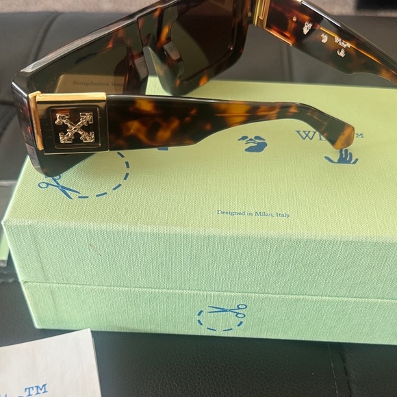 Off-White Brown Tortoise Sunglasses - Picture 3 of 5
